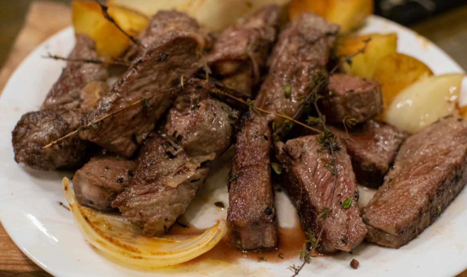 Atelier culinaire en action avec participants créatifs